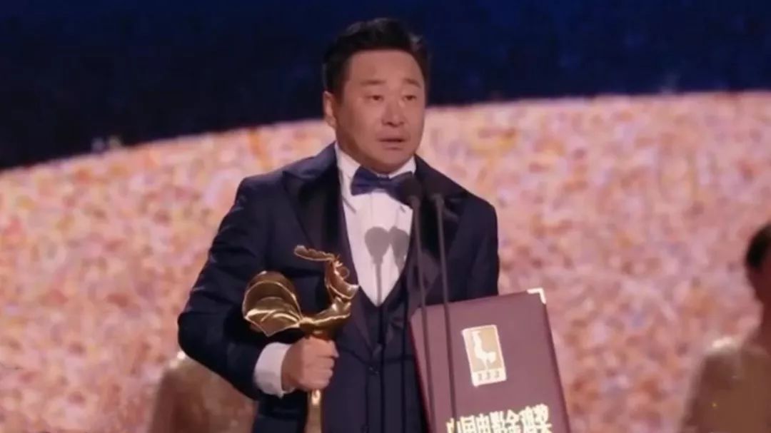 「娱小北vlog」实力宠“儿”！咏梅王景春把奖杯给王源拿着拍照，三人合影超美好