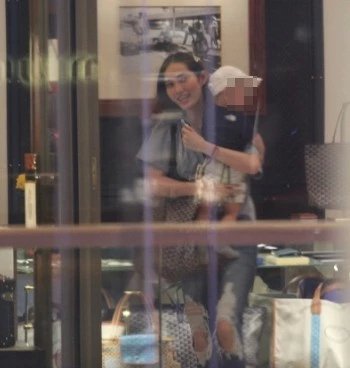 余文乐娶了什么神仙老婆！王棠云逛街完全不看奢侈品只顾跟儿子玩