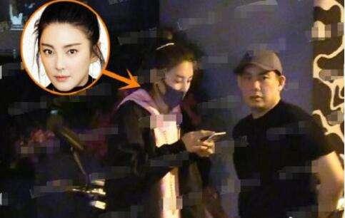 张雨绮带儿女与男友甜蜜逛街，张钱豪单手抱娃喂水超贴心