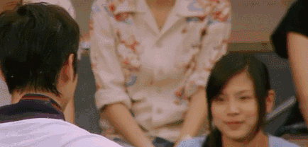 学生时代最常见到的爱情吧,穿着蕾丝裙的可爱少女遇到有点莽撞的翩翩