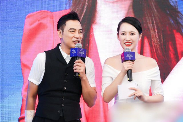 不想用伤口博同情？任达华陪老婆出席活动，合照故意藏起右手