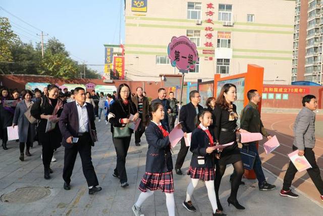 河北省石家庄市东马路小学热情迎接来自全省各市骨干教师光临