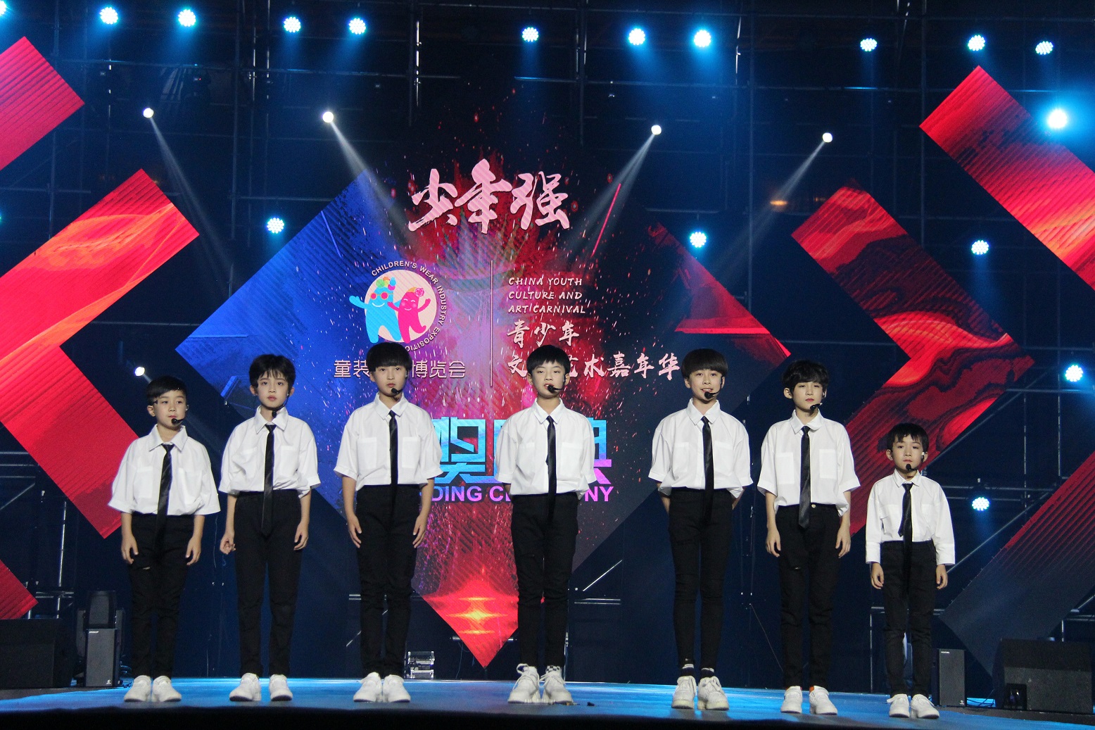 优秀少年团受出席中国青少年文化艺术嘉年华白衣少年吸睛无数