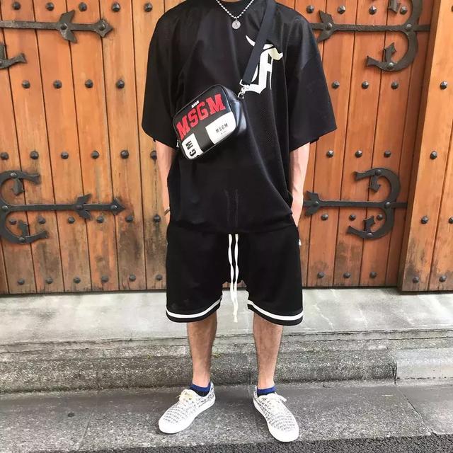 来聊一聊穿 FEAR OF GOD 的高街男孩