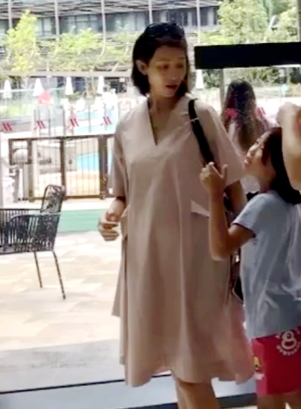网友偶遇蔡少芬一家四口 “娘娘”穿孕妇裙四肢纤细仅腹部隆起