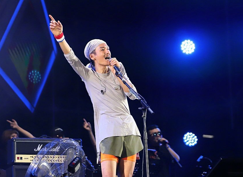 46岁朴树罕露面，突破自我穿超短裙裤，网友：身材像女团成员