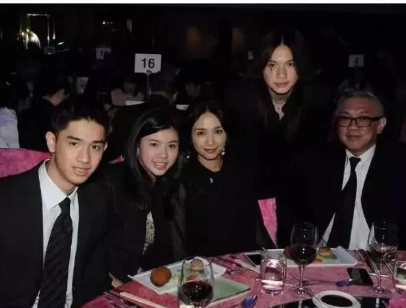 “冻龄港姐”吴婉芳走出丧夫伤痛恢复社交，51岁的她越来越美
