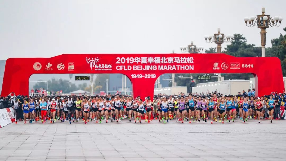 2019北京马拉松雨中奔跑,艾比森一路相随,全程护航