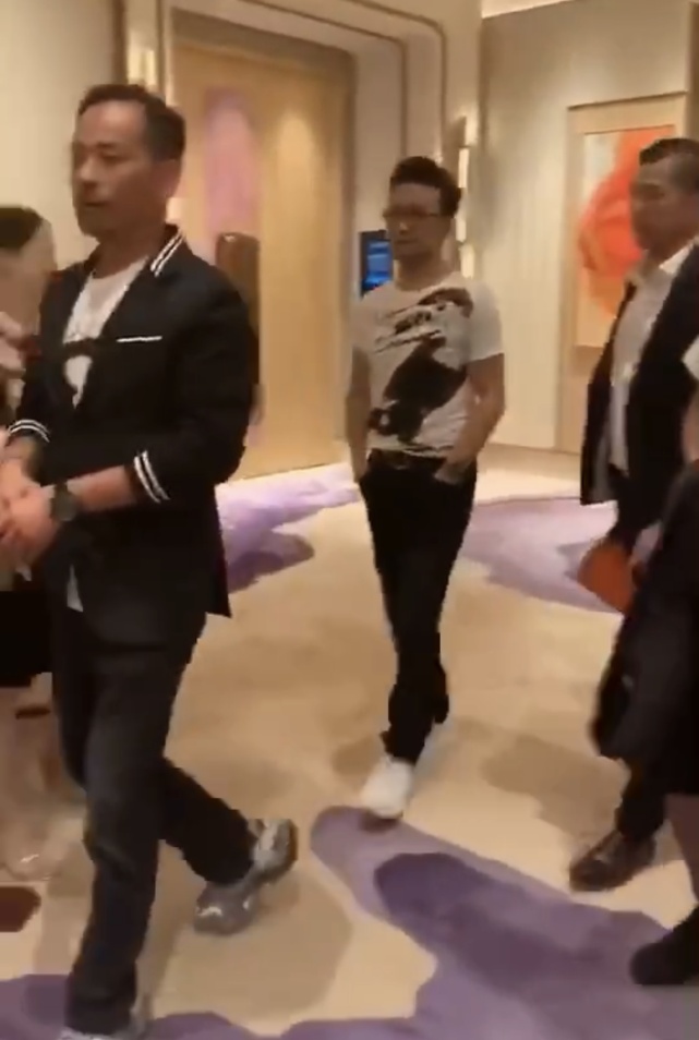 章子怡带醒醒现身老公演唱会，汪峰现场播放MV表白妻子