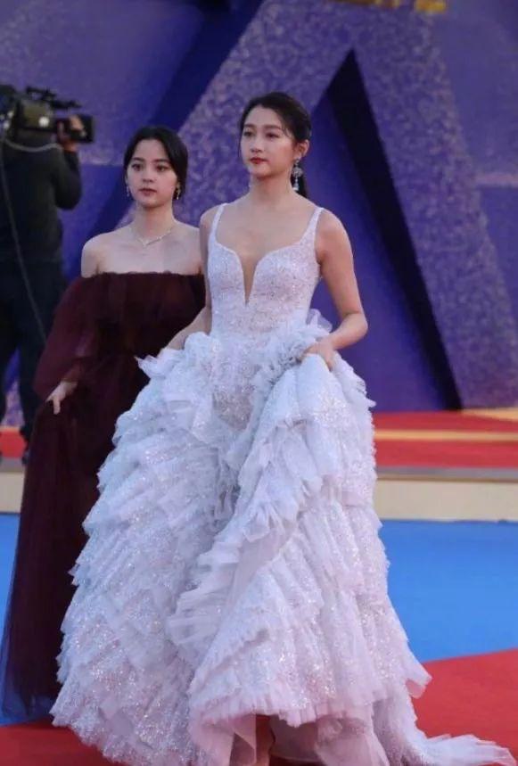 【传媒一班】金鸡奖的红毯秀，是女明星的修罗场