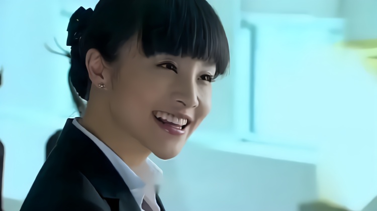 美女办公室卖弄美腿,殊不知丝袜露出了裙子,男