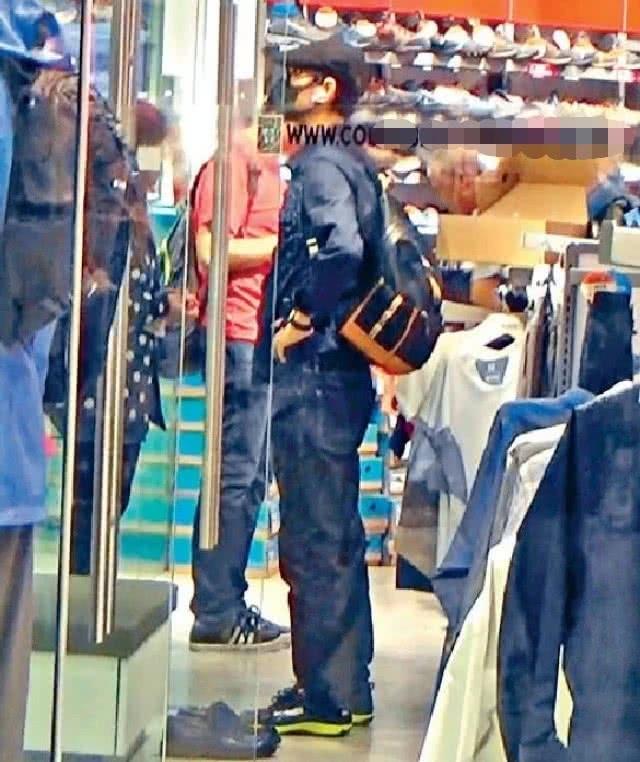 72岁郑少秋独自逛街买特价鞋，穿衬衫挺直腰板斯文帅气不减当年