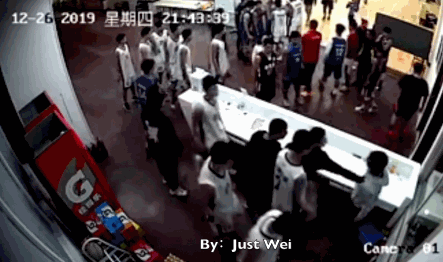 CBA教练带球员围殴球场管理人员