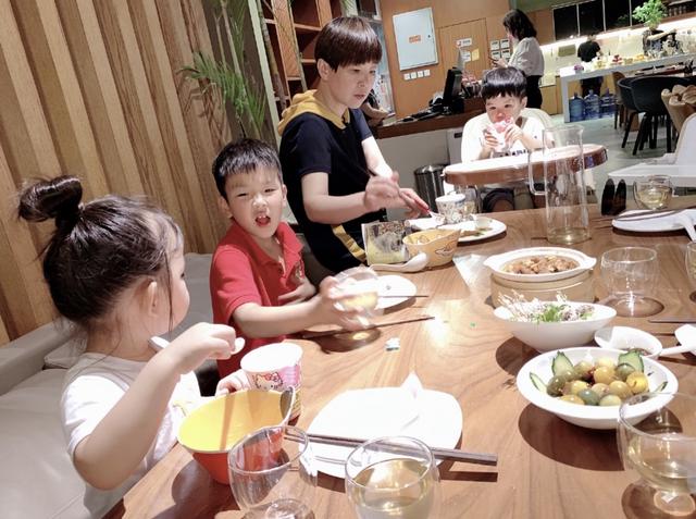 母子三人罕见同框！黄圣依送儿子们开学笑叹“哥俩好”