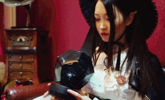 ▼身穿黑色燕尾礼服,头上伸出两个犄角,鲜红的面具遮住大半张脸的恶魔