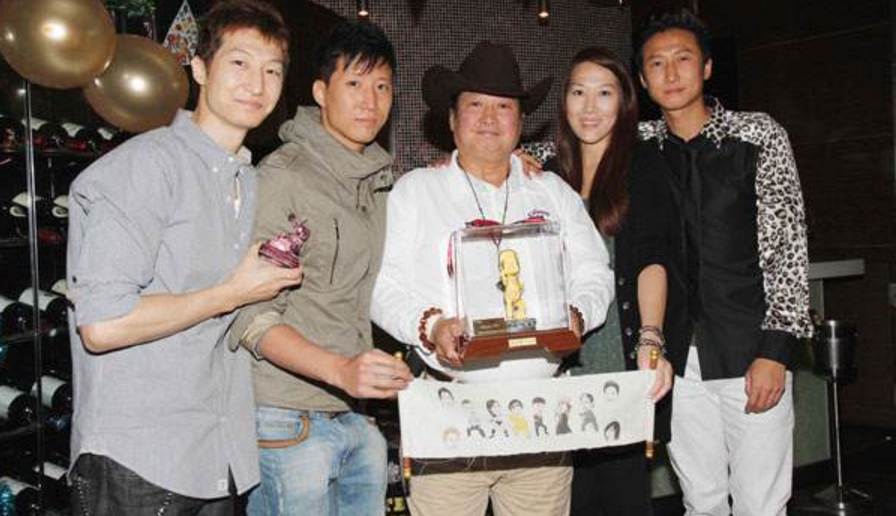 「会火」67岁洪金宝近照曝光，头发花白无眉毛，与身旁小13岁妻子像祖孙！