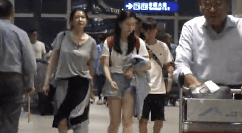 邱淑贞带两个女儿现身机场，母女三人站一起像姐妹