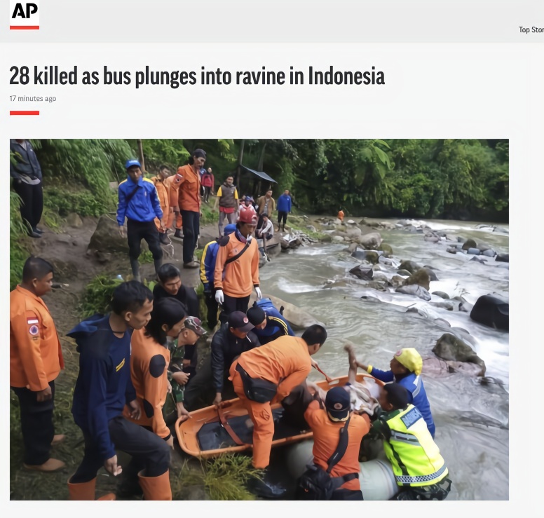 印尼大巴坠入80米深峡谷 已致至少28死13伤