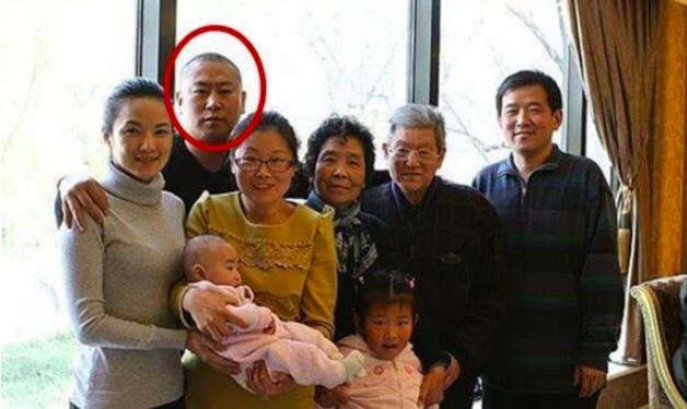 48岁央视女主持管彤近照，未修图身材颜值惹人羡