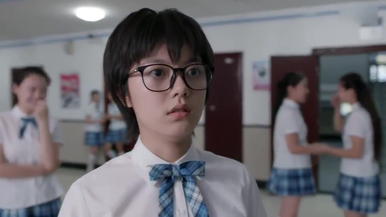 少年派:女孩生来例假,肚子疼,被老妈搞得全班同