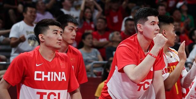 中国男篮13分惨败全因一人昏庸，五棵松体育馆响起“李楠”下课声