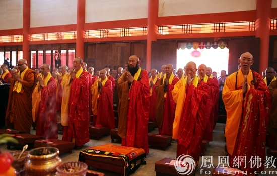 福州雪峰崇圣禅寺方丈广霖法师回赠墨宝(图片来源:凤凰网佛教 摄影