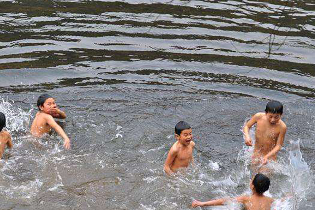 以前放假下河抓鱼,现在农村孩子不让下水游泳?不幸发生的太多