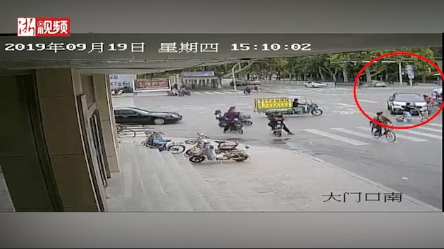 9月19日下午,河北邯郸市中华大街与渚河路交叉口发生一起交通事故