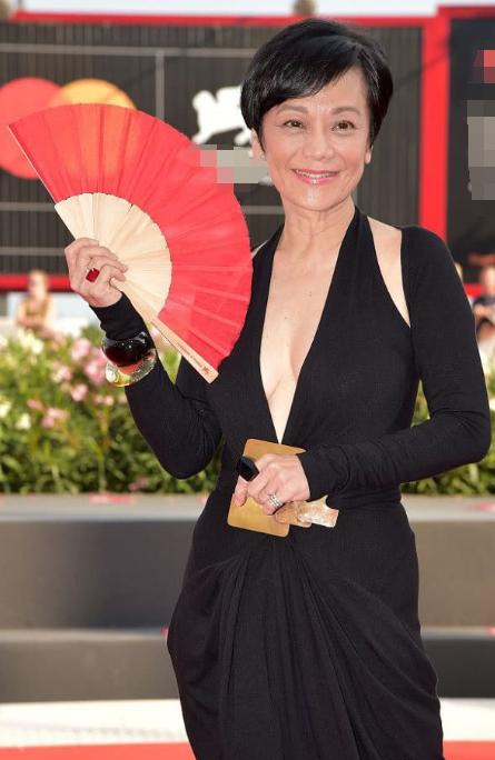 66岁张艾嘉无惧年龄，穿露胃裙亮相，轻摇折扇风韵犹在