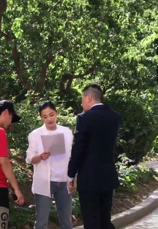 44岁梅婷现身拍戏：老态明显 撞脸60岁倪萍