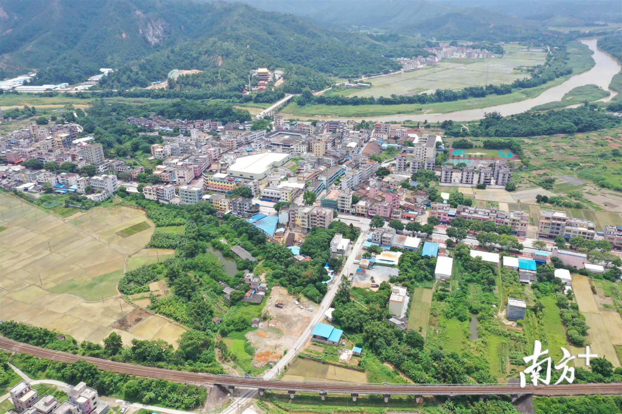 首场登台的是新兴县太平镇,车岗镇和云城区的腰古镇 太平镇pk车岗镇pk