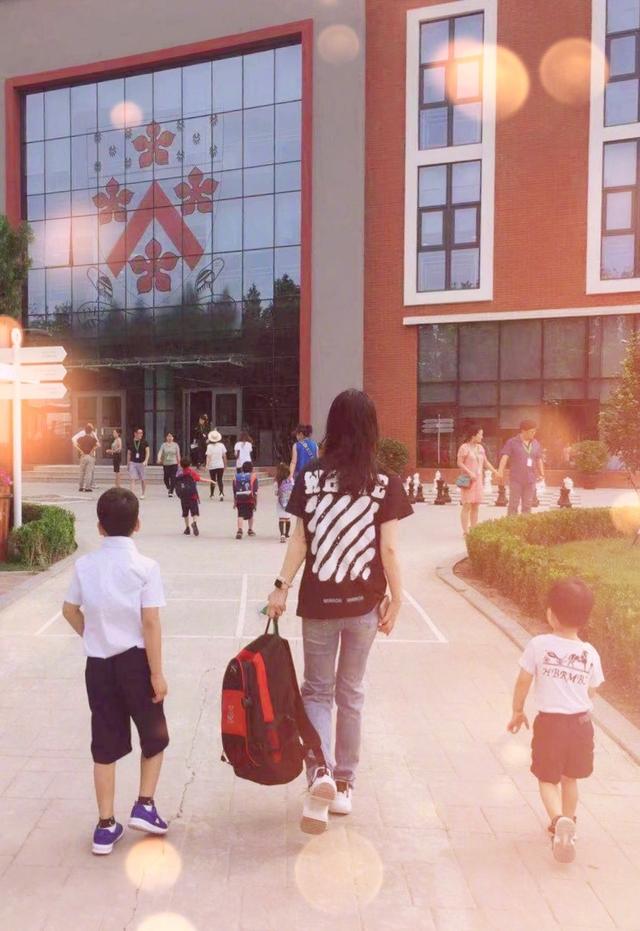 母子三人罕见同框！黄圣依送儿子们开学笑叹“哥俩好”