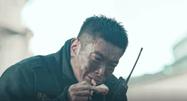 又一演员喜提百亿总票房!鲜肉们关上的流量电影大门,被中年演技男团打开了?