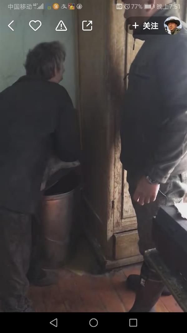 快手网红给残疾老人送酒 网友怒了：这是要喝死人
