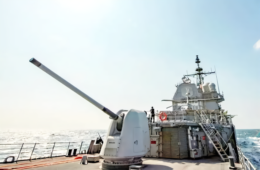 美军舰今年第9次穿越台海遭到中方监视，美媒：很可能激怒中国