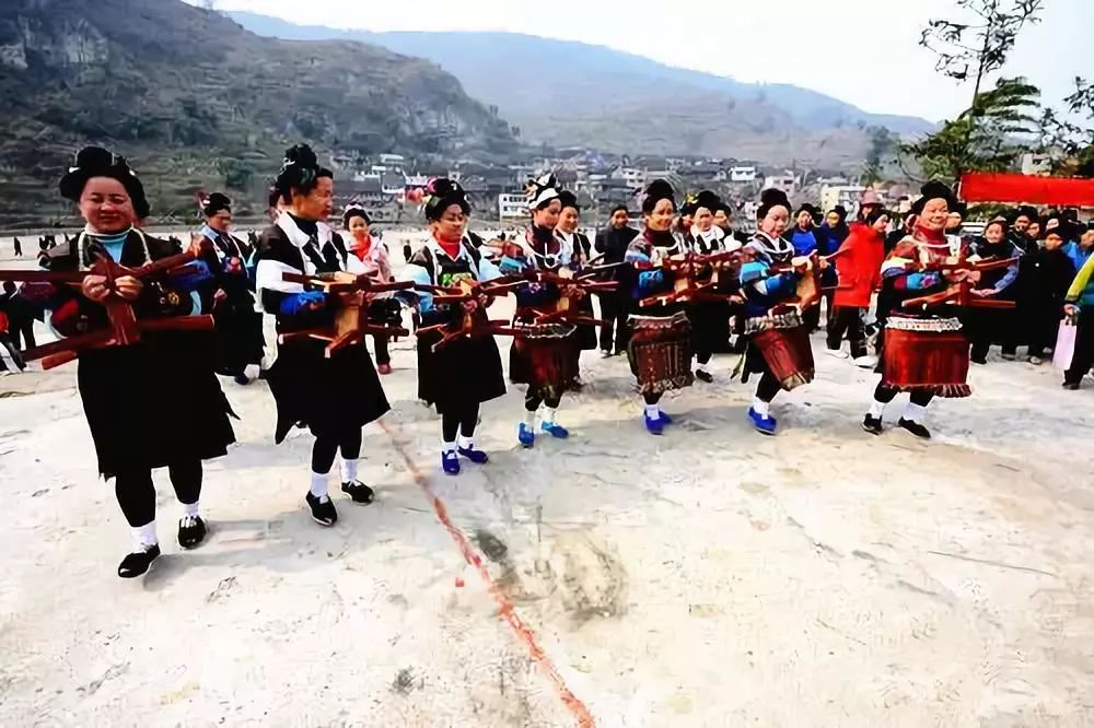 妙趣横生的苗族板凳舞