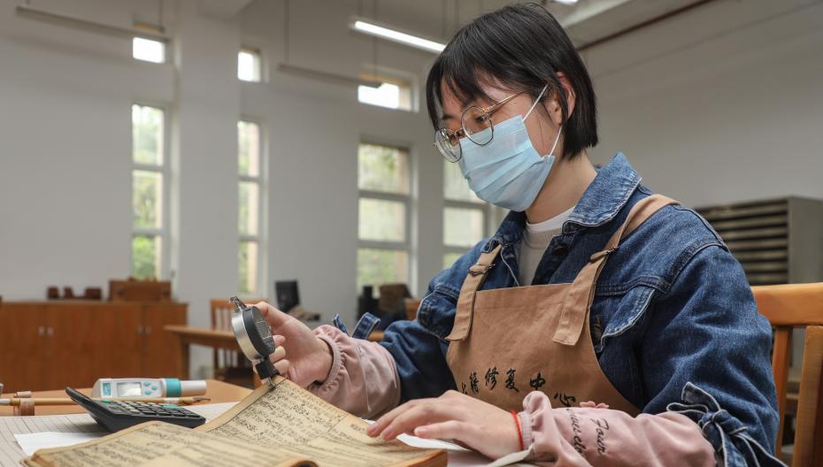 探访贵州民大图书馆古籍修复中心