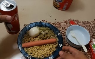 圆叔的"a可乐v可乐":茶叶蛋,涪陵可乐,泡面,榨菜,火腿肠煎燕麦片做法图片