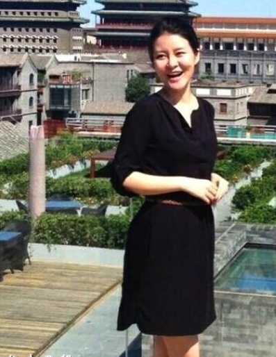 黄宏25岁女儿近照曝光，颜值超高堪比女明星，继承母亲优秀基因