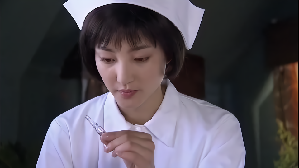 美女护士给老头打针,谁料老头心怀不轨,护士直