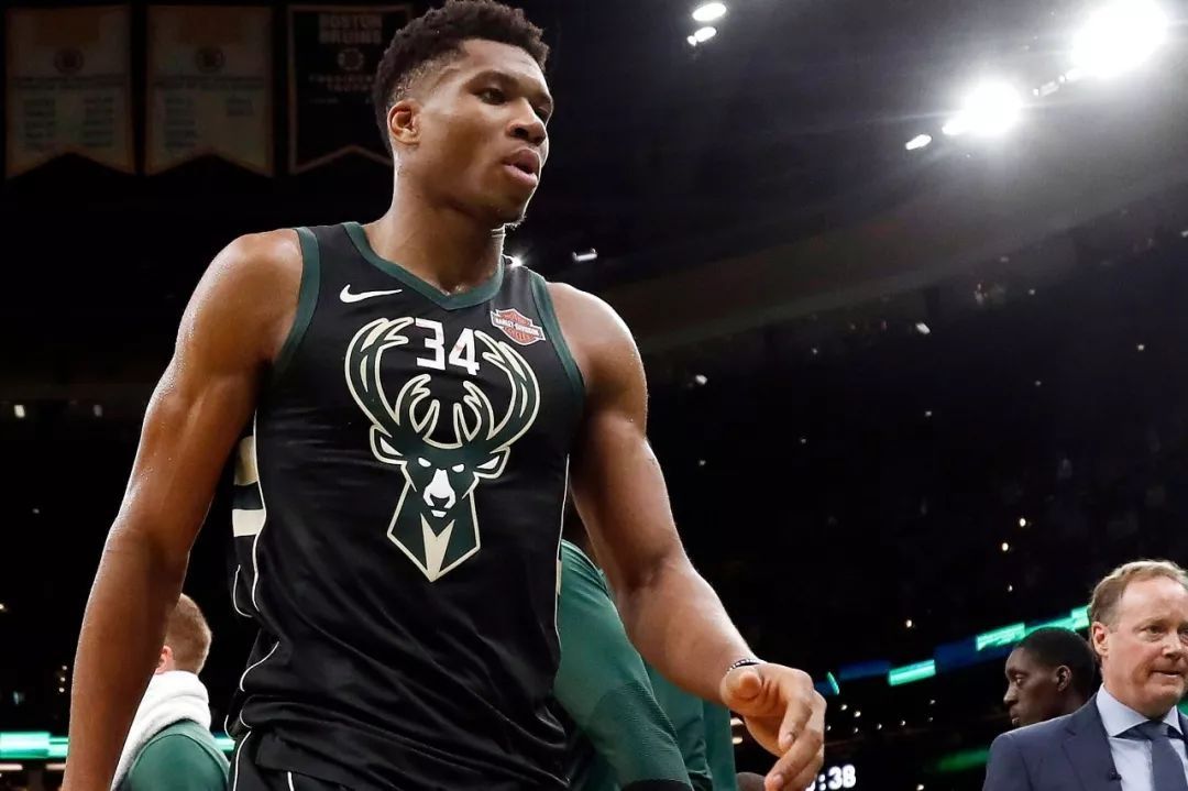 詹姆斯关键三分锁定胜局