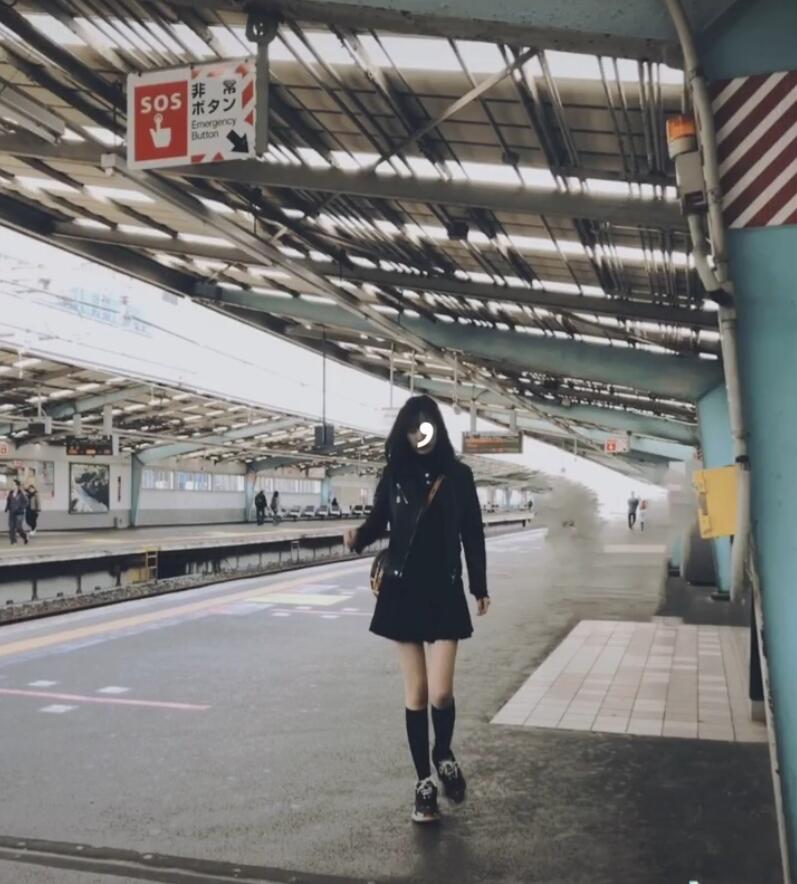 马蓉再去日本散心，地铁站拍照大秀美腿（组图） - 2