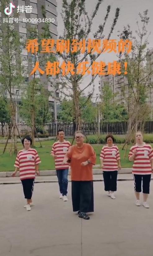广场舞王@龙姑姑：姑跳得不是舞，是生命的热情