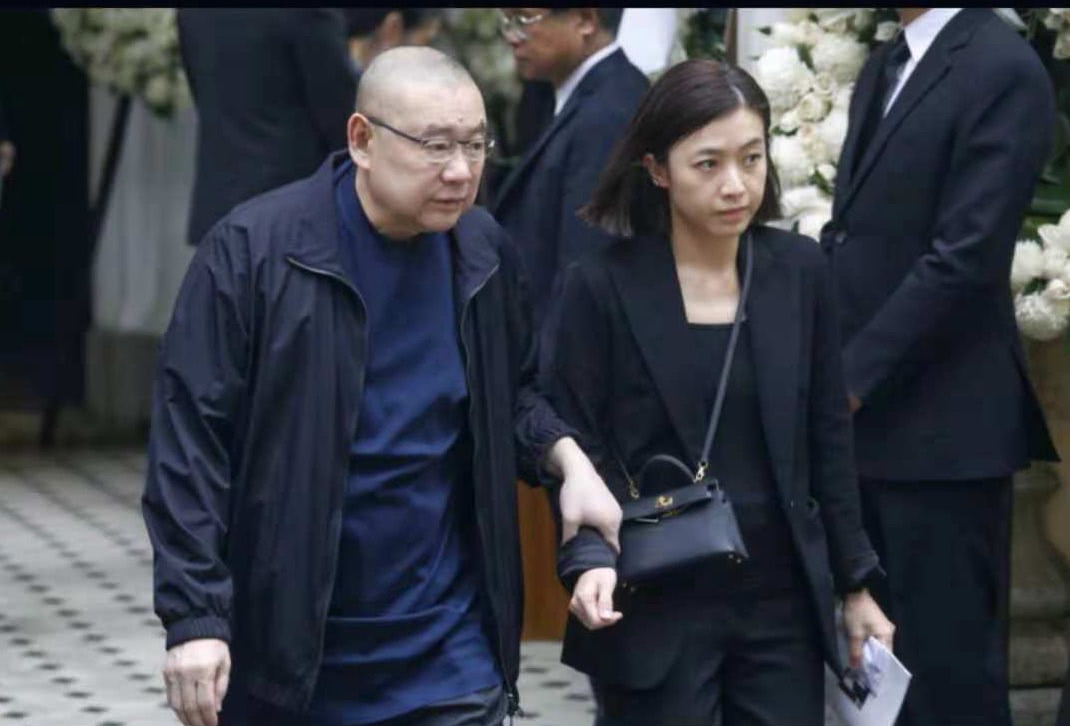 富商刘銮雄罕见与老婆聚餐，步履蹒跚三保镖围绕，甘比抱娃疾走头都不回
