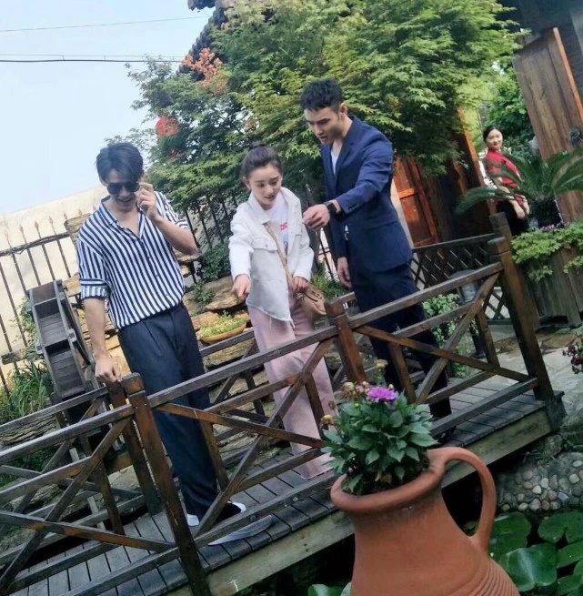 阮经天宋祖儿被曝“叔侄恋”后，又被网友拍到在餐厅单独约会？