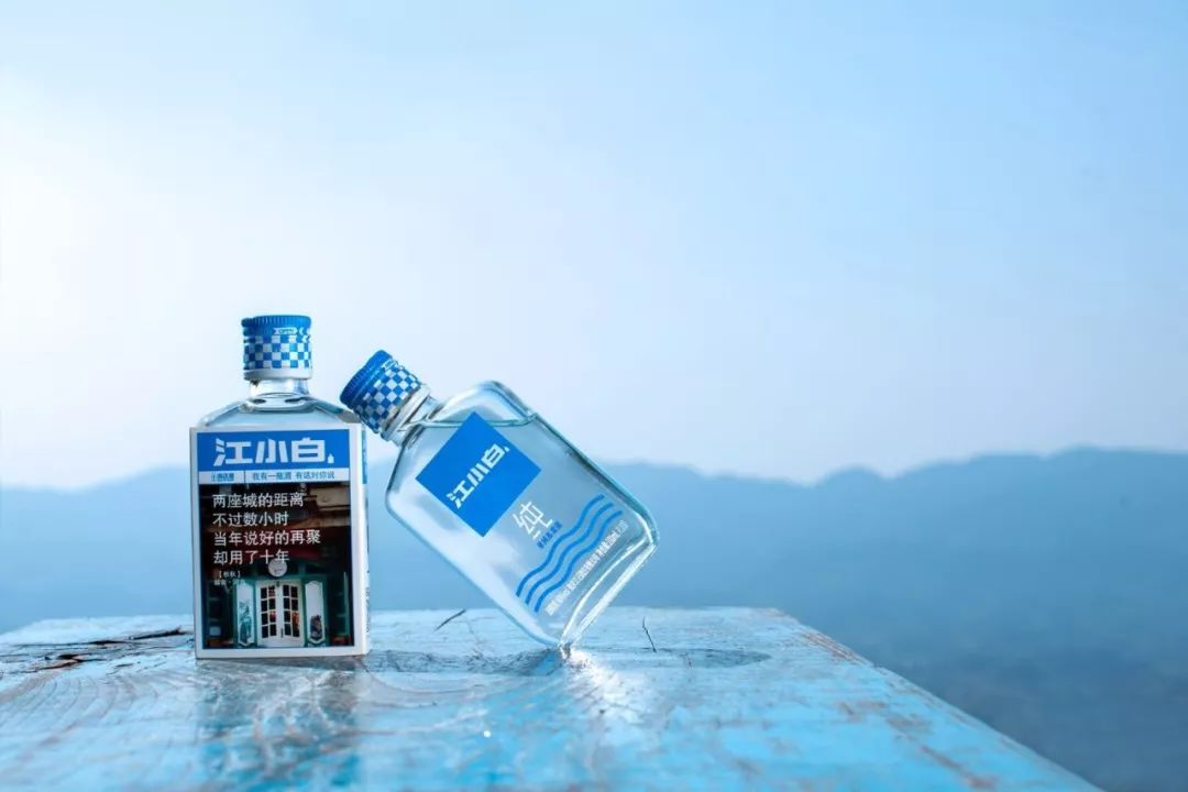 还有一个瓶身营销专业户,那就是江小白,我们都知道它喜欢在酒瓶上"吟