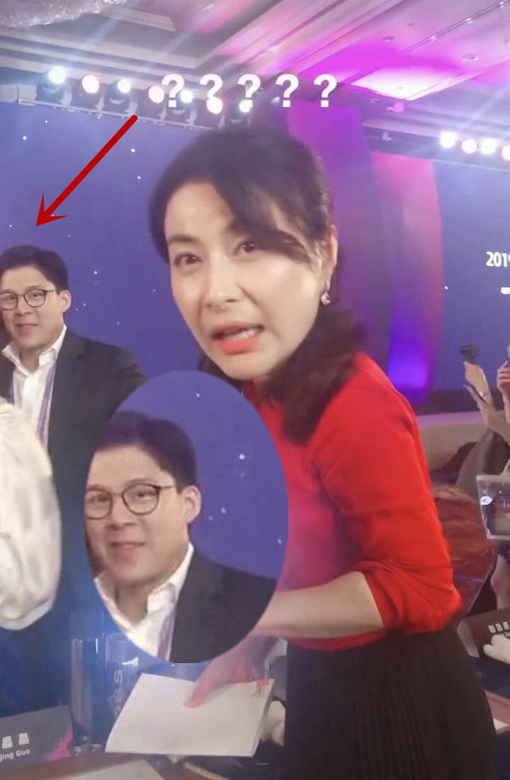 郭晶晶演讲手上大钻戒抢镜，霍启刚全程注视爱妻变迷弟
