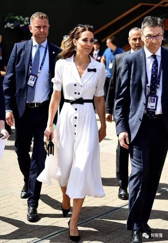37岁凯特王妃气质真高，大卷发搭配白色衬衫连衣裙，气场全开