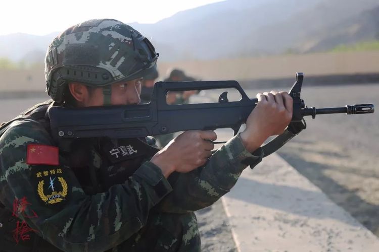△ 宁夏武警的反手抓握护木射击姿势