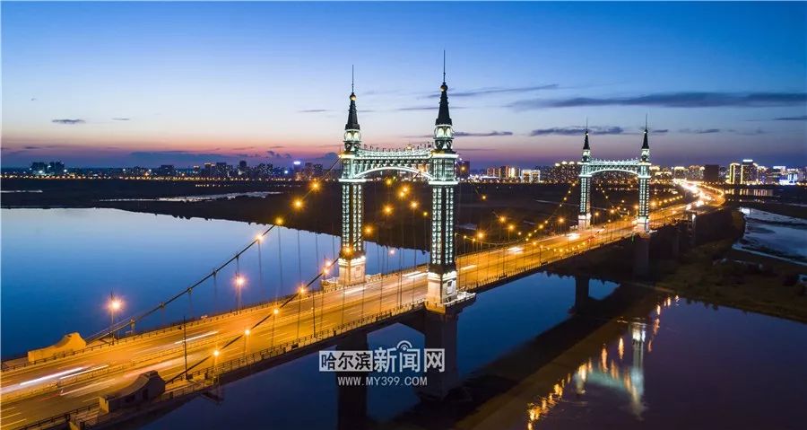 哈尔滨公路大桥现"飞火流星",松浦大桥"巨屏投影"播放